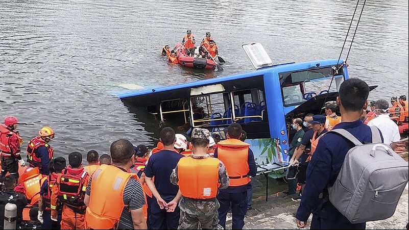 21 dead after bus plunges into lake in China 21 dead after bus plunges into lake in China