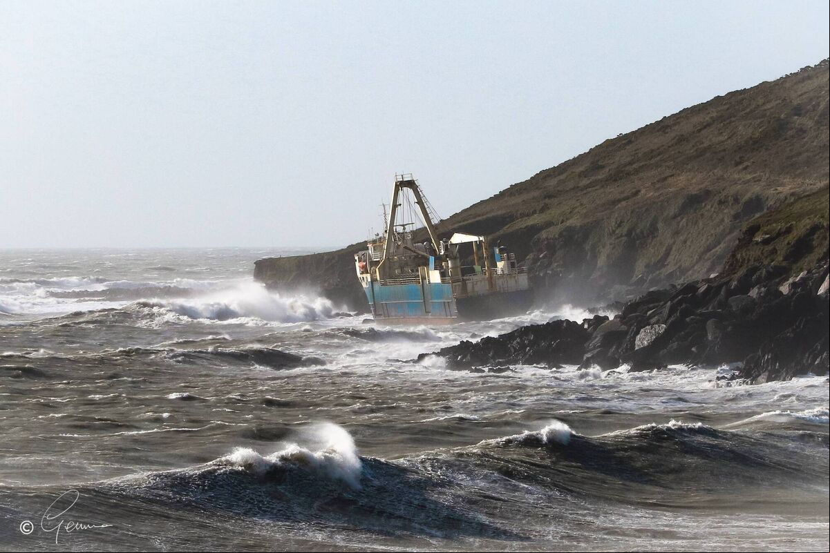 Boat on the rocks in Ballyandreen, Ballycotton during Storm Dennis. Picture credit: Gemma Kelleher Boat on the rocks in Ballyandreen, Ballycotton during Storm Dennis. Picture credit: Gemma Kelleher