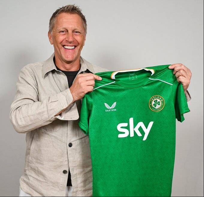 Heimir Hallgrímsson with the Irish shirt. Picture via FAI Heimir Hallgrímsson with the Irish shirt. Picture via FAI