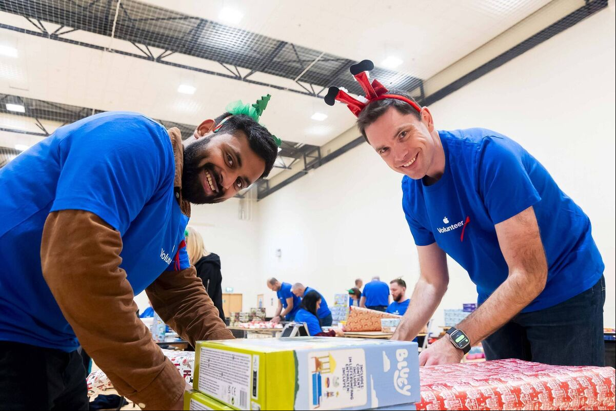 Apple volunteers in Cork have been ing the Rainbow Club to prepare for its unique Santa experience this December. Picture: Alison Miles /OSM PHOTO Apple volunteers in Cork have been ing the Rainbow Club to prepare for its unique Santa experience this December. Picture: Alison Miles /OSM PHOTO