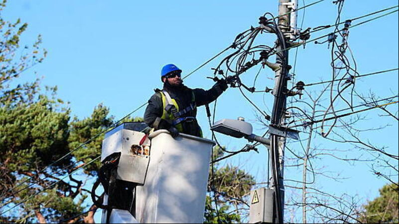 Storm Éowyn: ‘Everything being done’ to restore power to homes, say Ministers Storm Éowyn: ‘Everything being done’ to restore power to homes, say Ministers