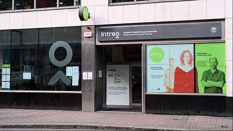 Migrants more likely to be in work than Irish-born but face greater poverty, report finds Migrants more likely to be in work than Irish-born but face greater poverty, report finds