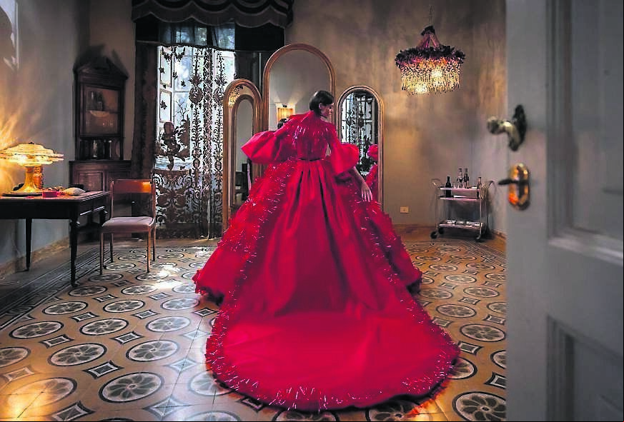 Diamanti (Diamonds) focuses on the world of prestigious tailoring Diamanti (Diamonds) focuses on the world of prestigious tailoring