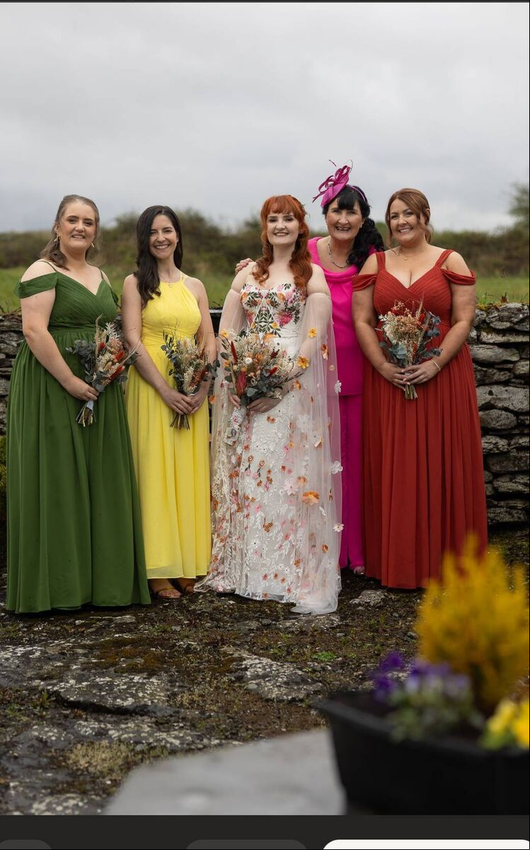 Danielle with her mum (in pink) and her bridesmaids Karen, Lisa and Jenny. Danielle with her mum (in pink) and her bridesmaids Karen, Lisa and Jenny.
