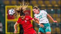 Saoirse Noonan heads at goal 30/5/2025